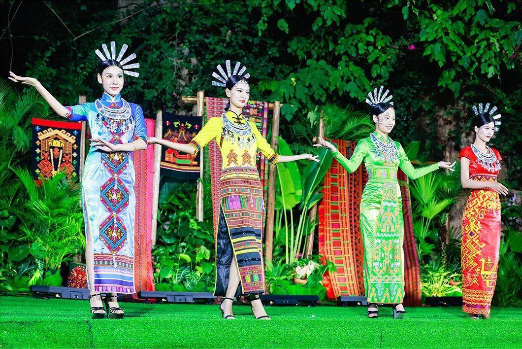 黎锦女神全体演员们在向桥上的观众挥手村民带孩子穿着黎族服装走秀