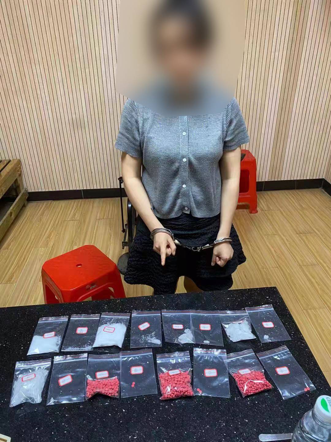 涉案嫌疑人指认毒品(央广网发 海口警方供图)记者从海口警方了解到