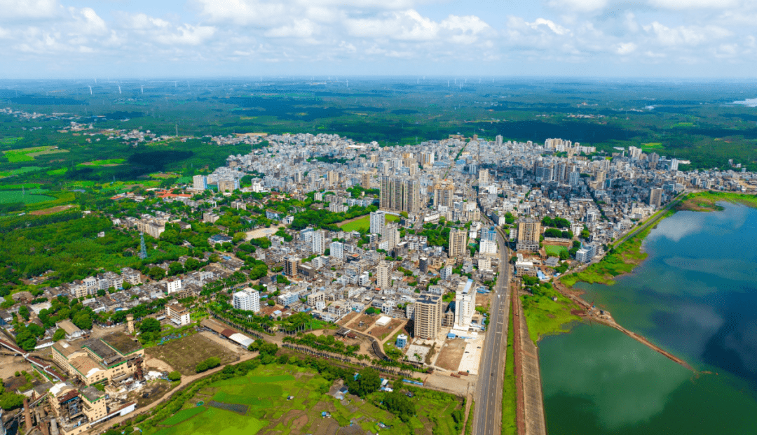 在雷州市龙门镇足荣村,一口口1米多高的米黄色大缸,成列摆放在露天的