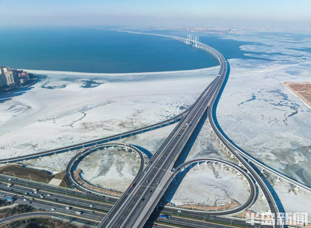 胶州湾冬日上演"流浪地球"冰冻景观_海域_信息_气象