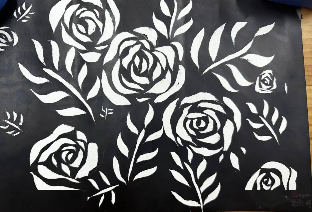 部分优秀作品展示看,这是认真撕刻的同学们,他们细致而专注,白色的