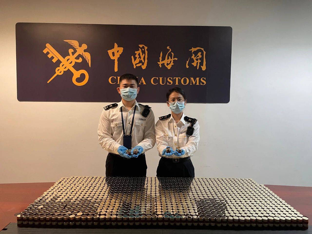 广州海关查获2旅客携超量护肤品进境_行李_进行_广州白云机场