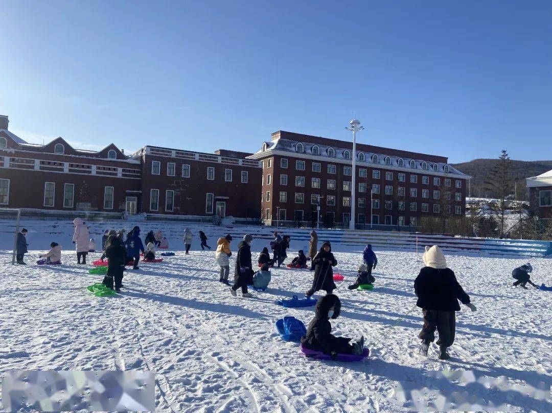 冰雪运动进校园 | 雪地拔河,雪橇快跑,雪地足球.