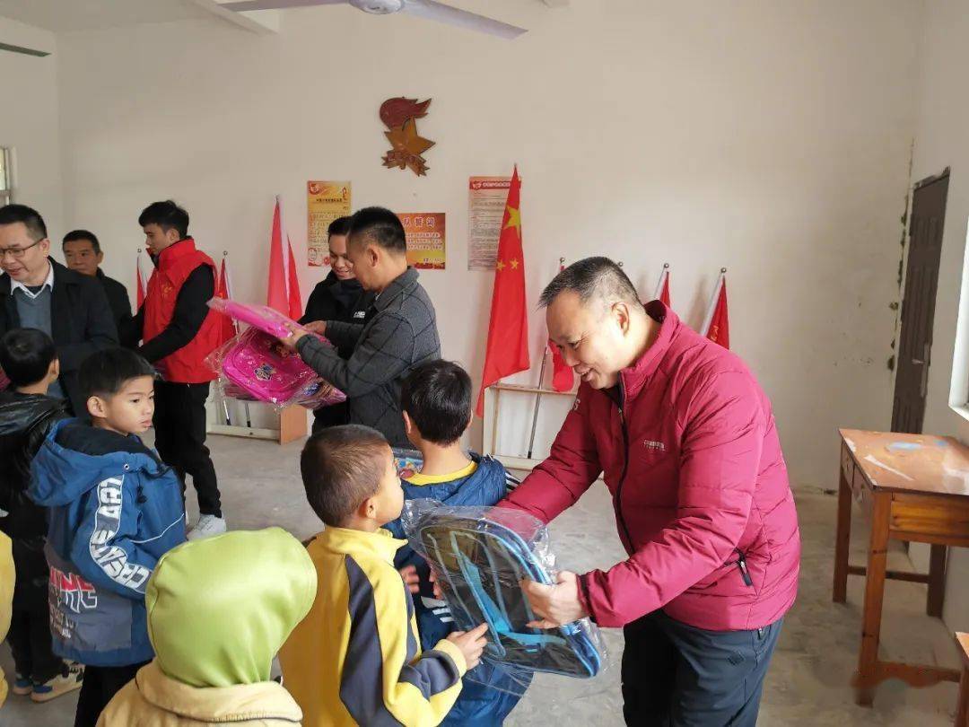 化州市总工会开展关爱未成年人健康成长宣传活动