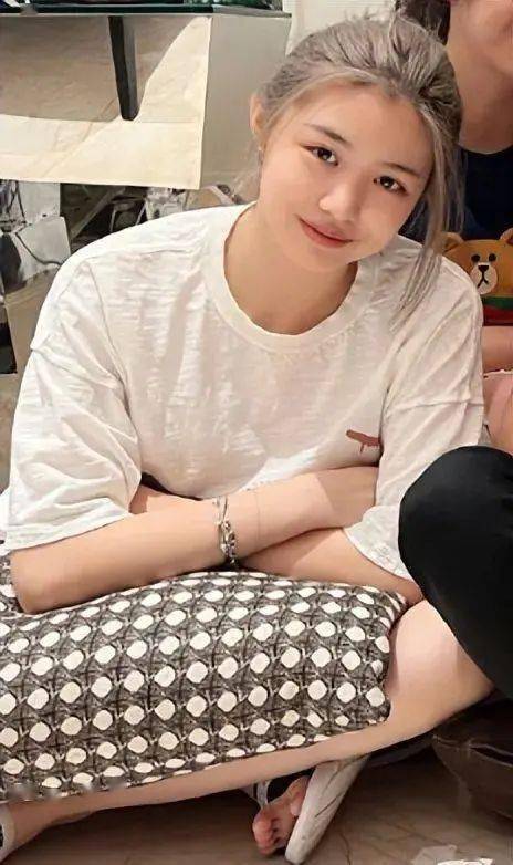 着装成熟性感很前卫,大秀好身材引热议_汪曼熙_成长_网友