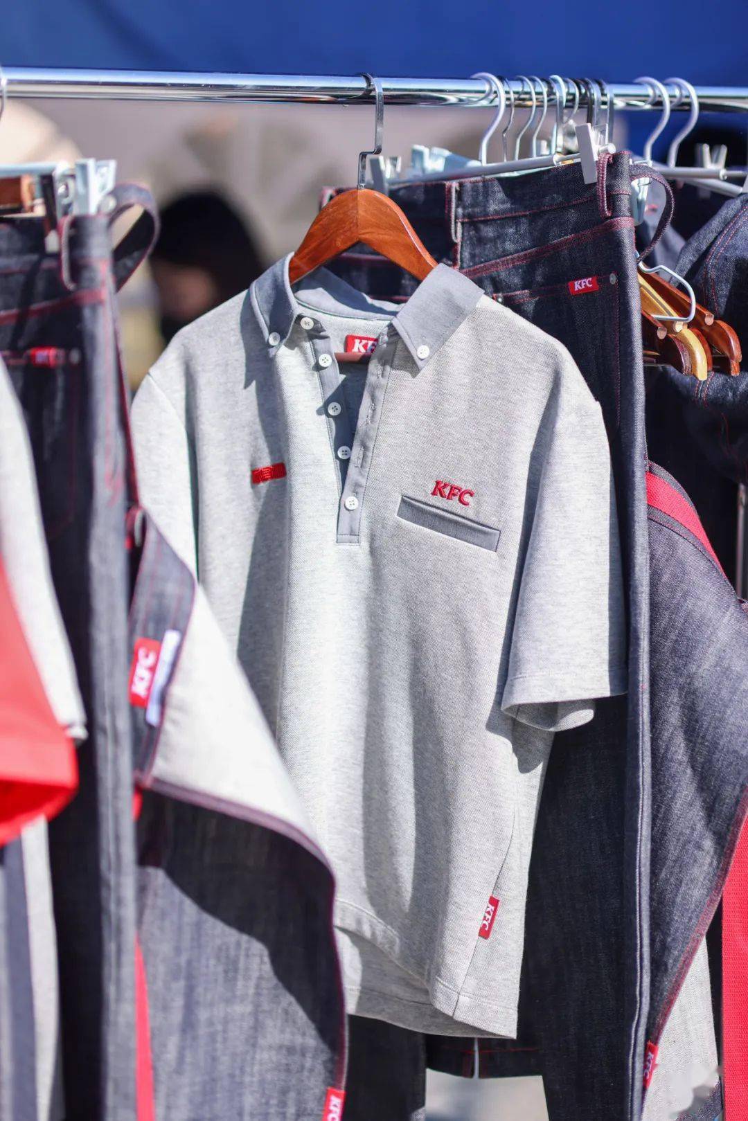 "kfc肯德基与白敬亭潮牌-67联名出制服._员工_公众_服装