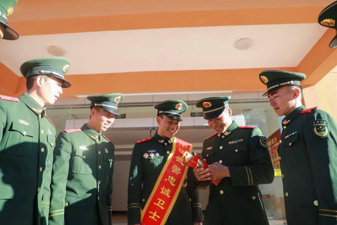 "中国武警十大忠诚卫士"扎巴载誉归来