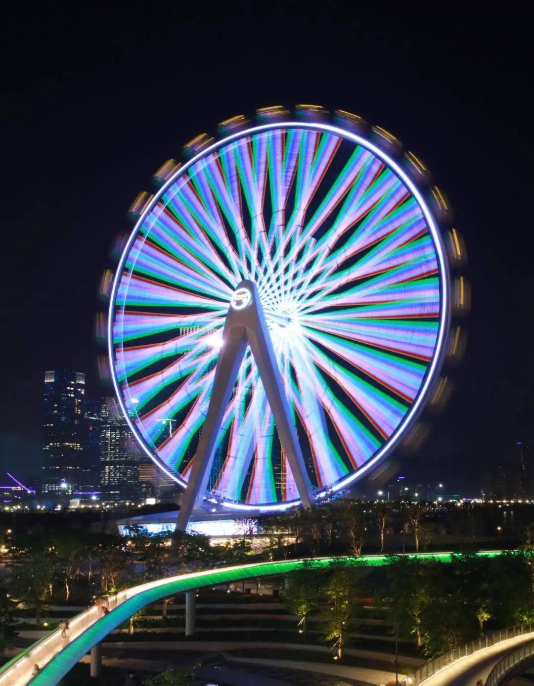 在摩天轮二楼等候区以及摩天轮广场也将上演公共艺术数字装置特展与