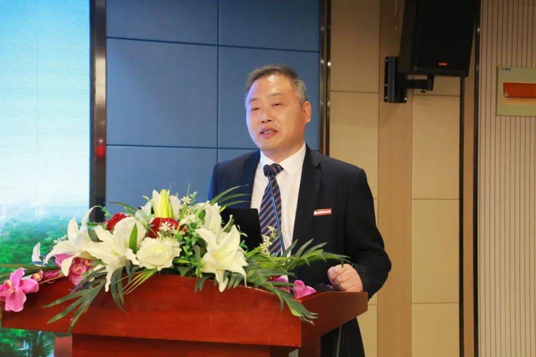 天一中学朱卓君校长代表学校作题为《为了每个学生的卓越成长》的创建