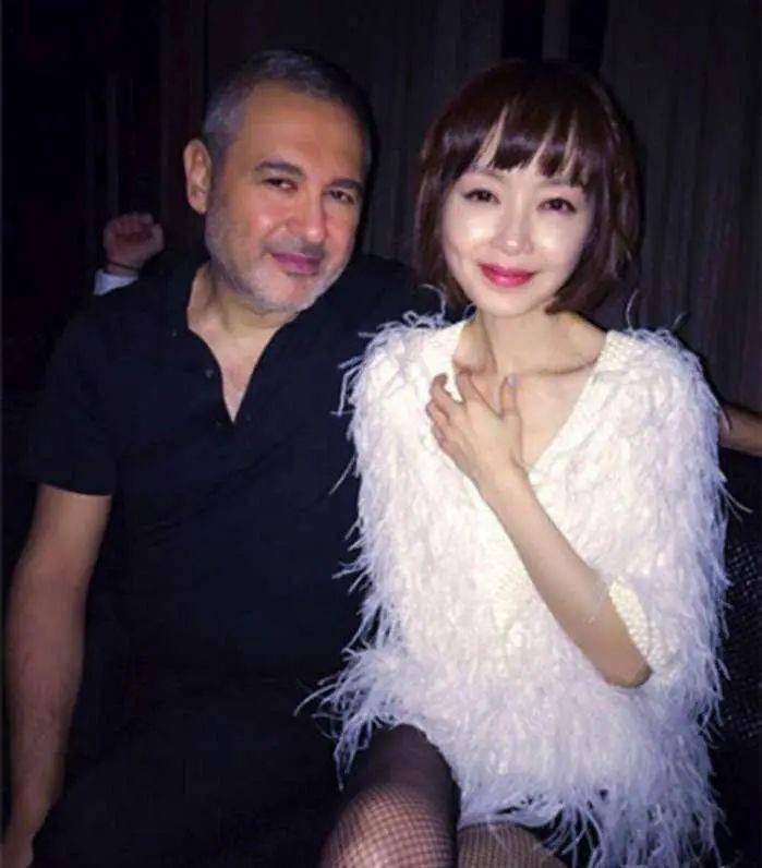 恢复单身状态后,鲁豫回国与初恋男友朱雷兜兜转转走到一起,二人其实是