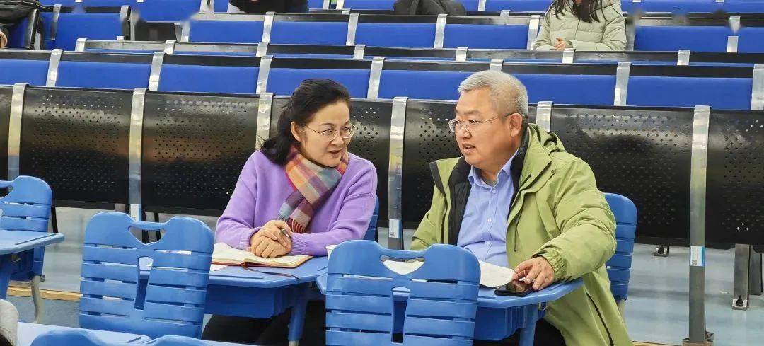 青岛一中的韩凯璇老师和青岛九中的张硕杰老师分别作了一轮复习经验