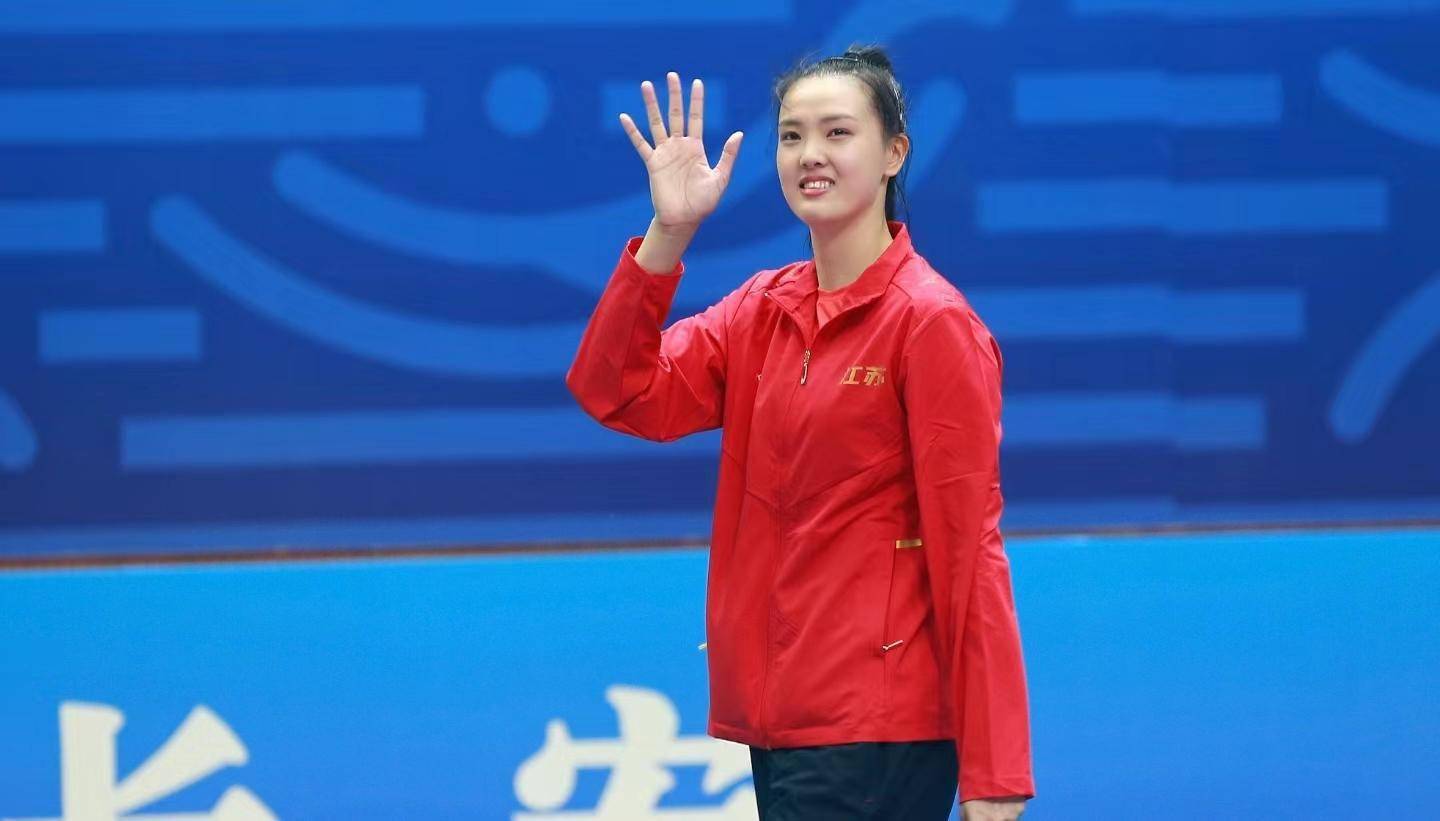 一个细节,张常宁在赛后,穿着白色羽绒服,给球迷签名.