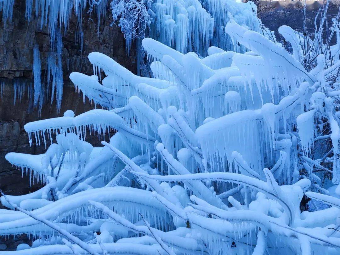 冰封奇景利用自然资源优势打造冰瀑景观京东大峡谷景区为增加冬日氛围