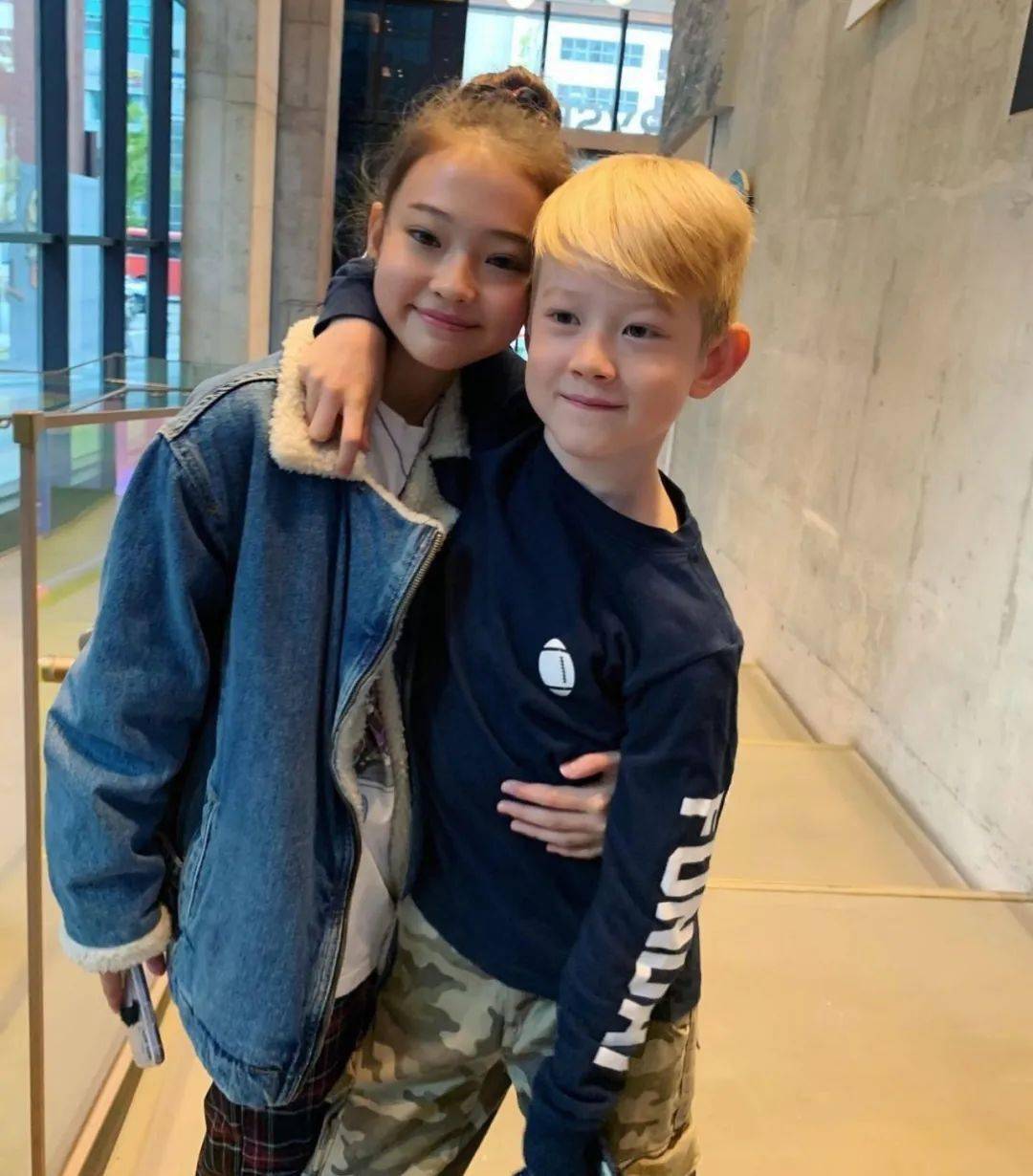 母亲是韩国人89152008年出生在美国,她叫ella gross,是一名小童模