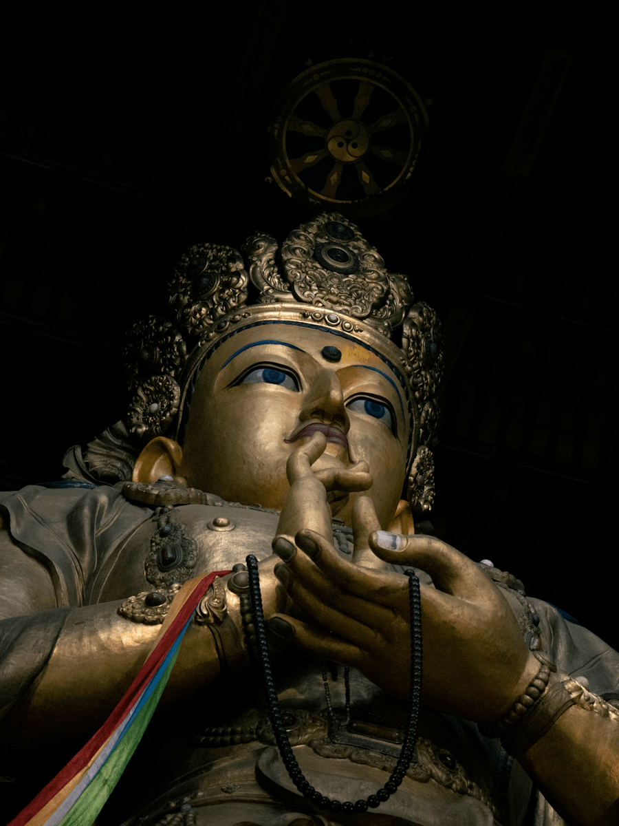甘丹寺的佛像,甘丹寺是蒙古境内知名的佛教中心