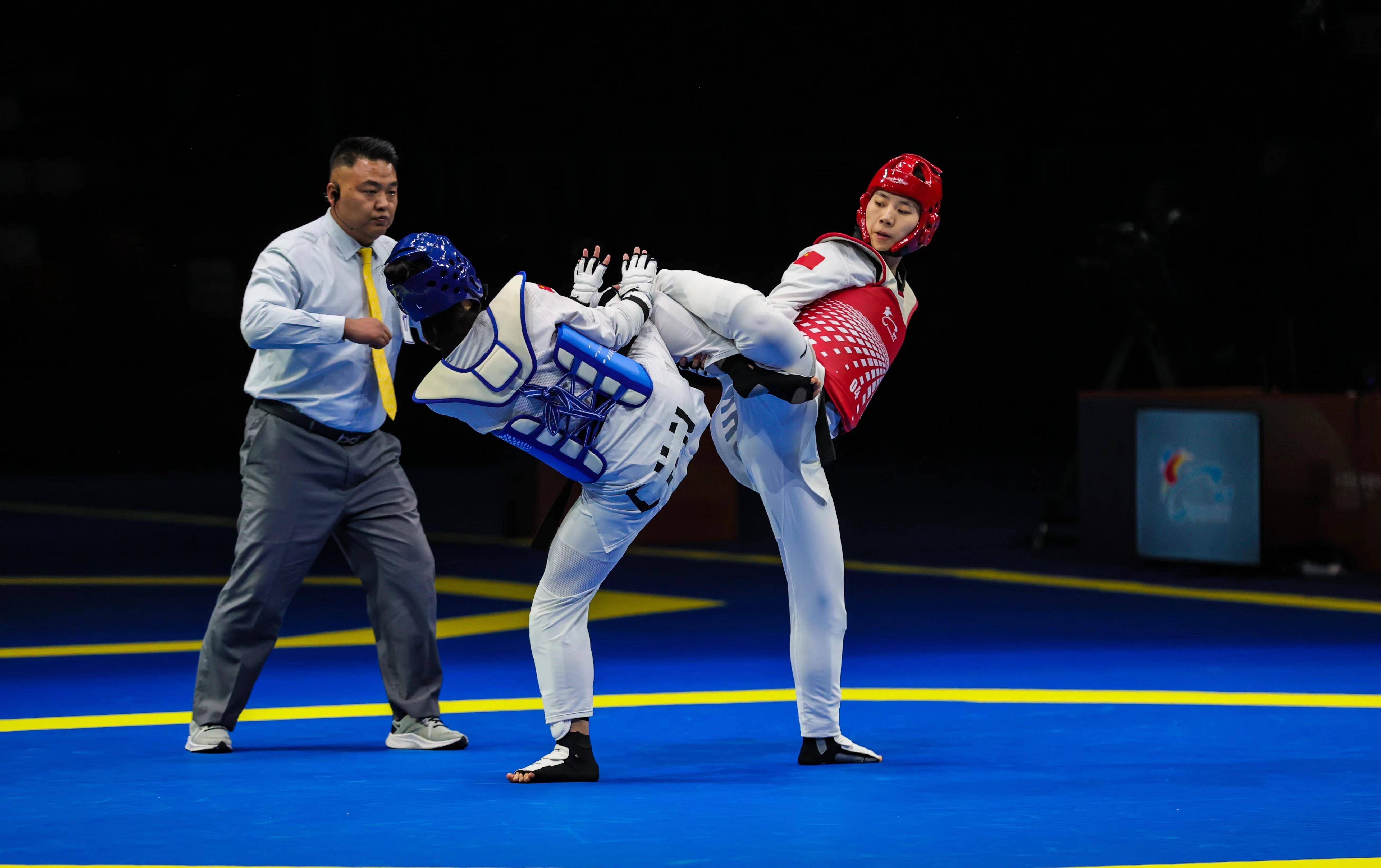 身高两米的赵炯溥充分发挥出了自己身高腿长的优势,直落两局战胜对手