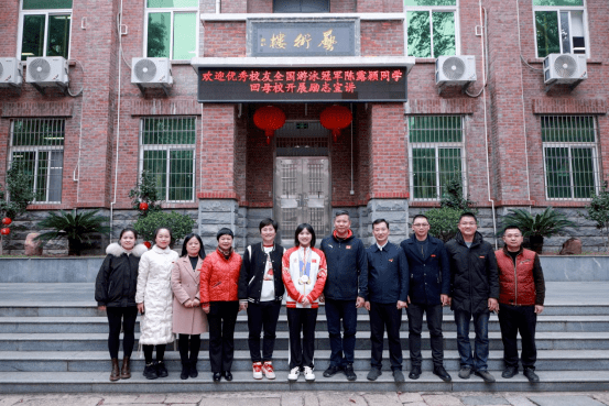 陈露颖为学弟学妹留下签名贺卡.供稿:莆田擢英中学莆田市教育局