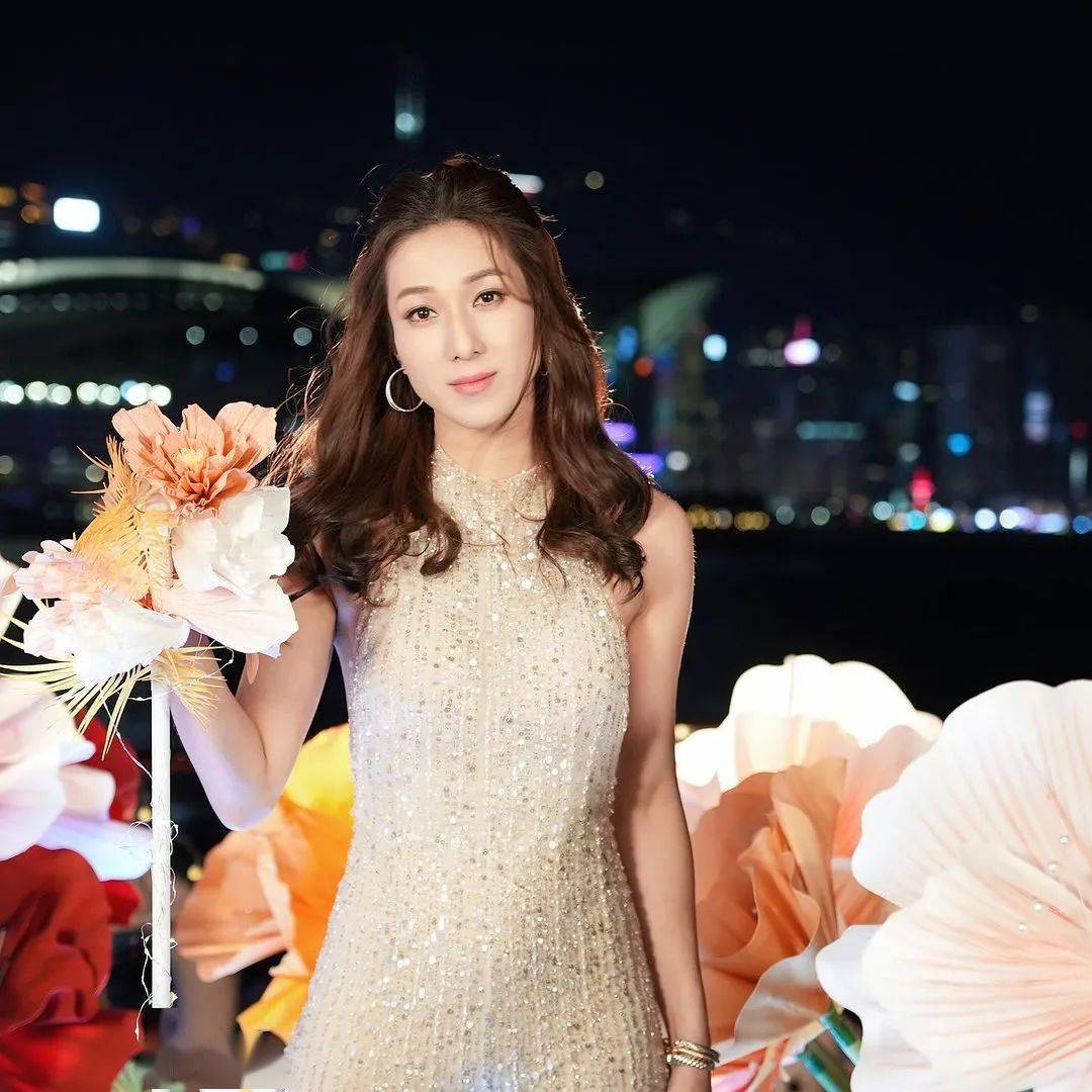 钟嘉欣圣诞举家返港庆祝大晒美照!