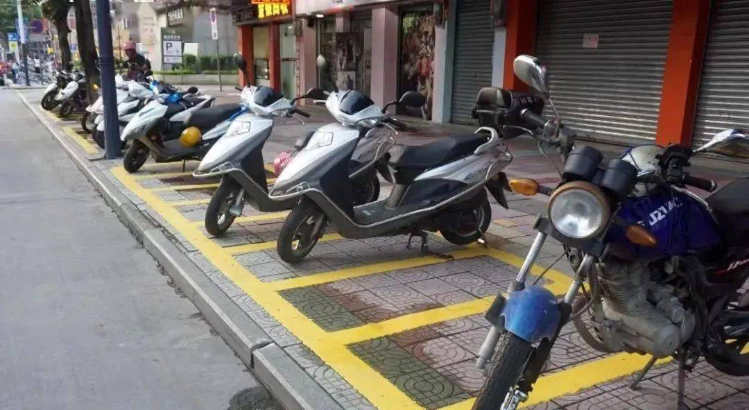 二在遇有緊急情況需要臨時停車時,應當緊靠道路右側停放,機動車駕駛人