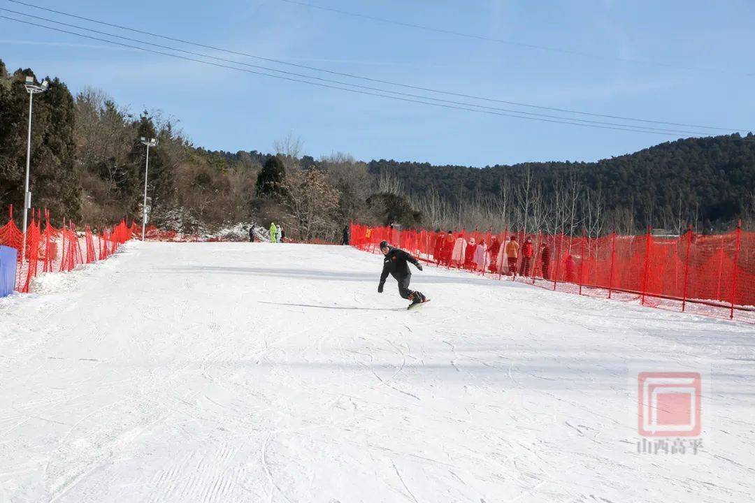 走進臥龍灣滑雪場,雪具大廳內,各式各樣的滑雪設備配置齊全,前來滑雪