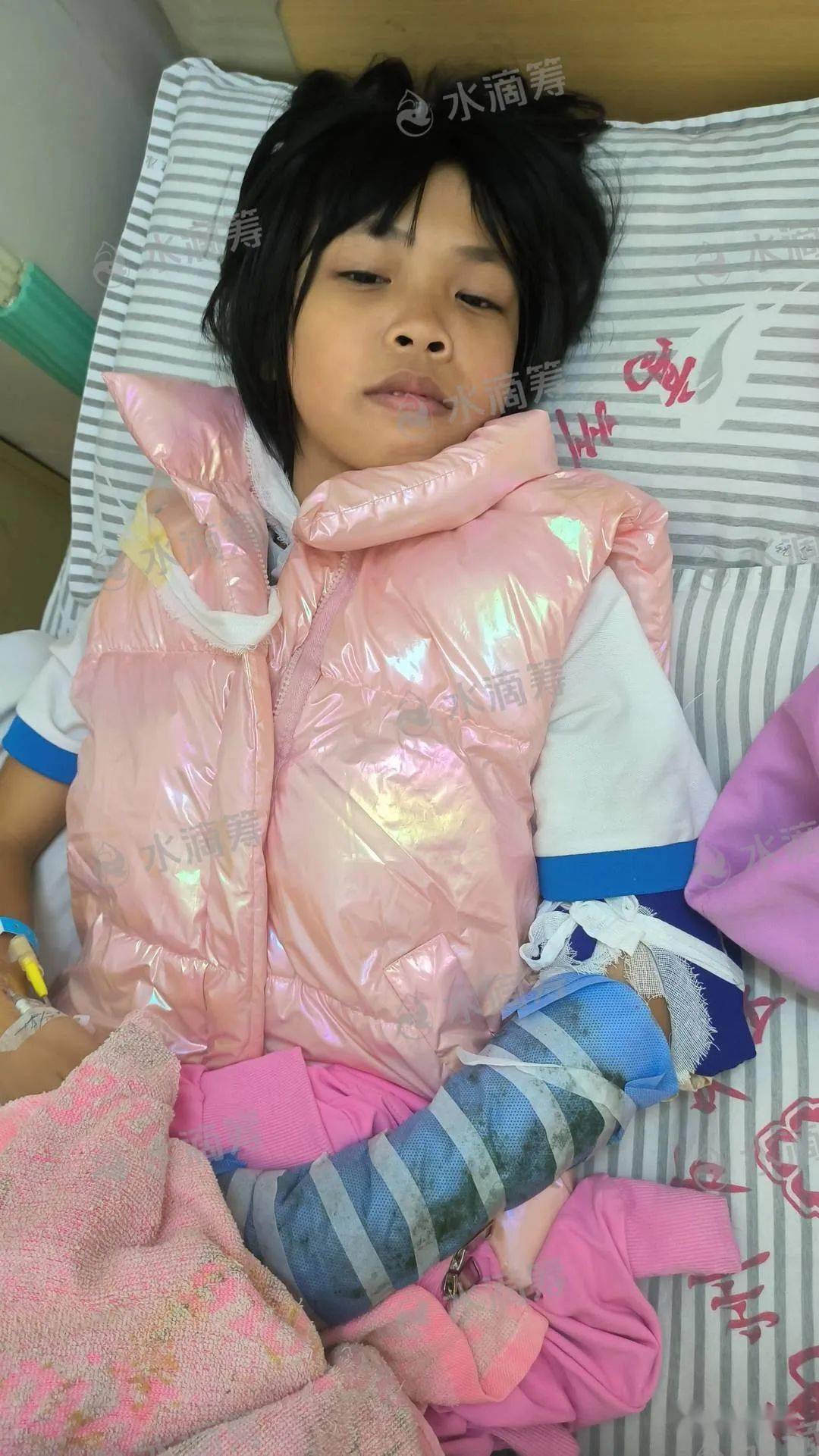 高州一单亲小女孩摔断手,父亲跪求救女._女儿_孩子_治疗