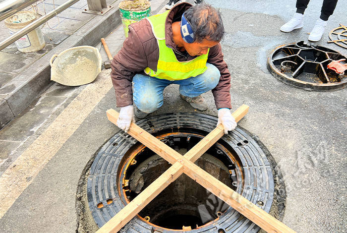 小井盖大民生 巴东30个新型宽边防沉降井盖"上岗"_市政_问题_信陵镇