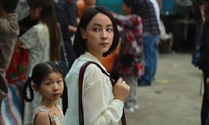 将女儿芊芊(程曦 饰)打算去国外赚钱还债债务人"妻子"王曼丽(袁晓旭