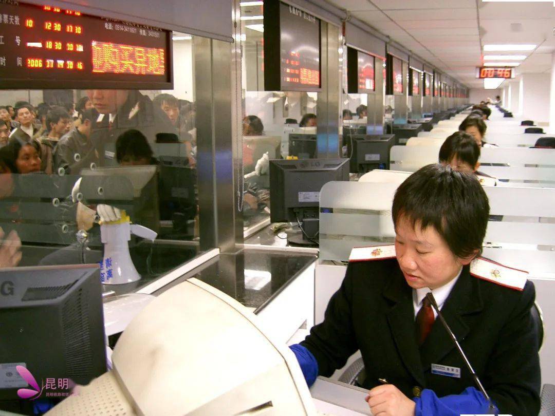 这段时期,铁路制服经历了"98式""2002式""2006式"3次小的改款,"06式"