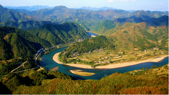 劍河之名因清水江在縣境段古稱劍河得名,是國家級非遺項目仰阿莎的