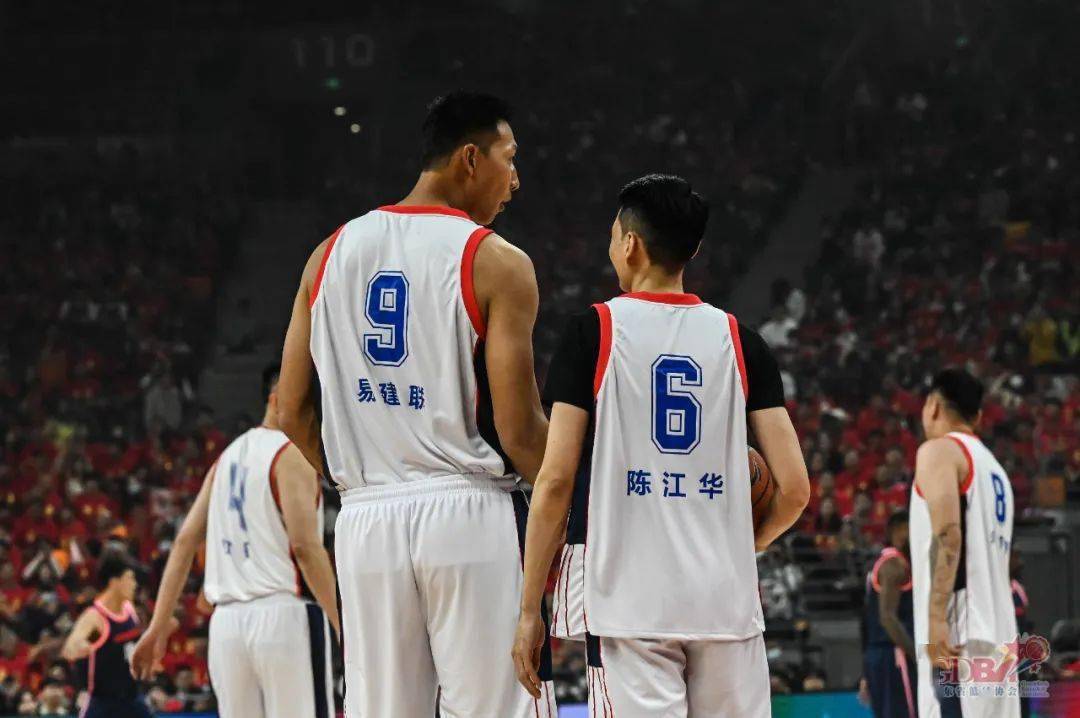 9号球衣退役仪式 | 广东省篮球协会为易建联颁发广东篮球杰出贡献运动