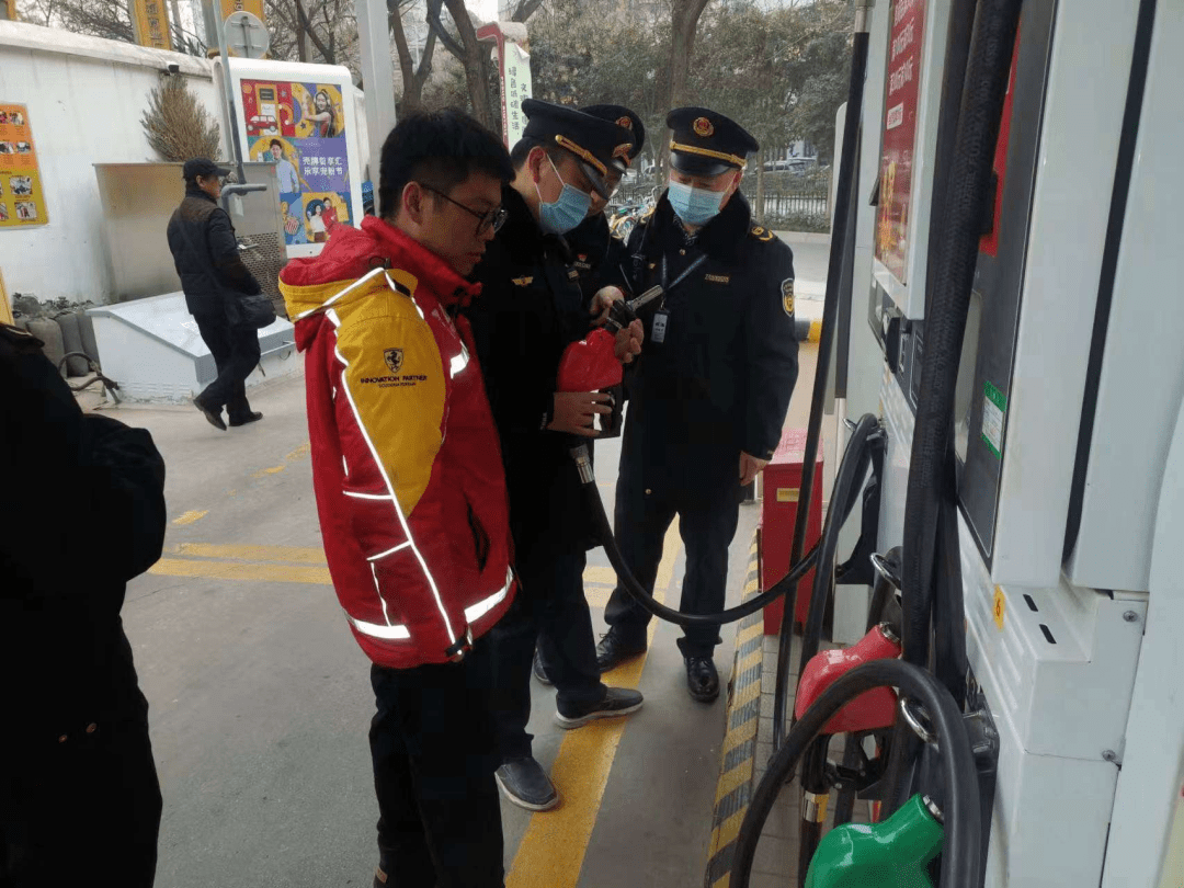 灣加油站,重點查看三次油氣回收設施運行,卸油口密封性,油槍集氣罩