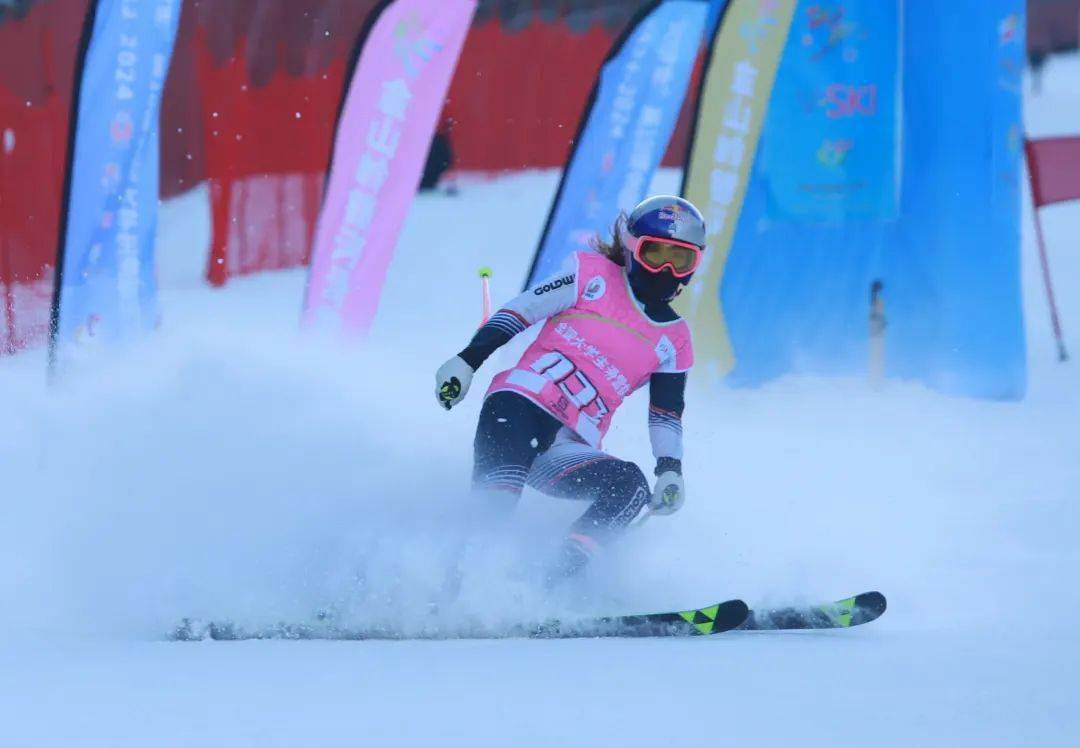 高山滑雪,單板滑雪項目選拔賽競賽在金山嶺銀河滑雪場圓滿收官_旅遊