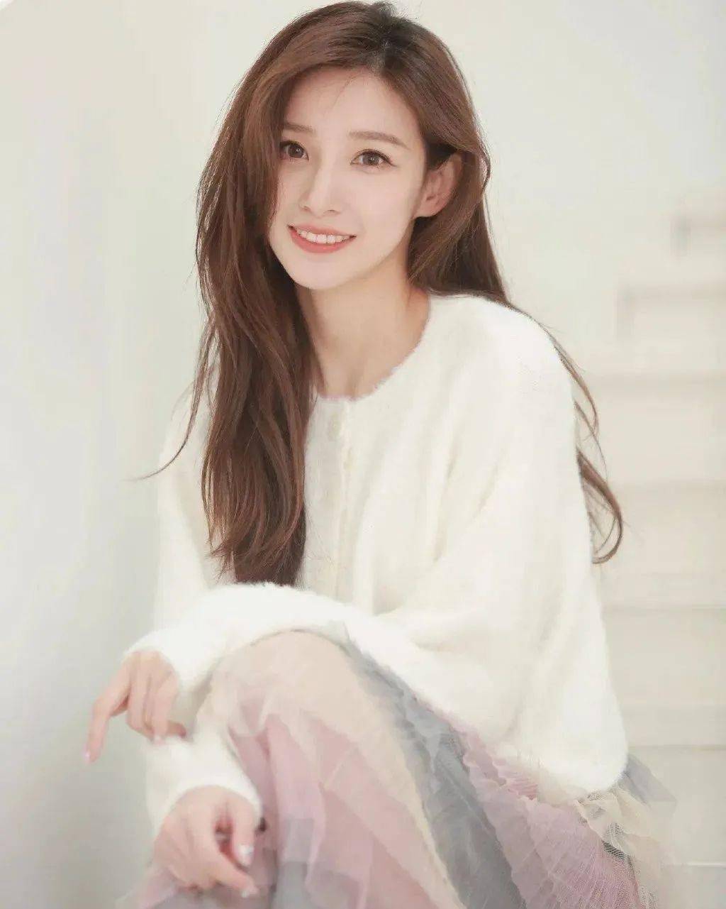 她是"央视美女主持",穿泳装上台走秀,泳裤突然滑落走光,全场一片惊呼