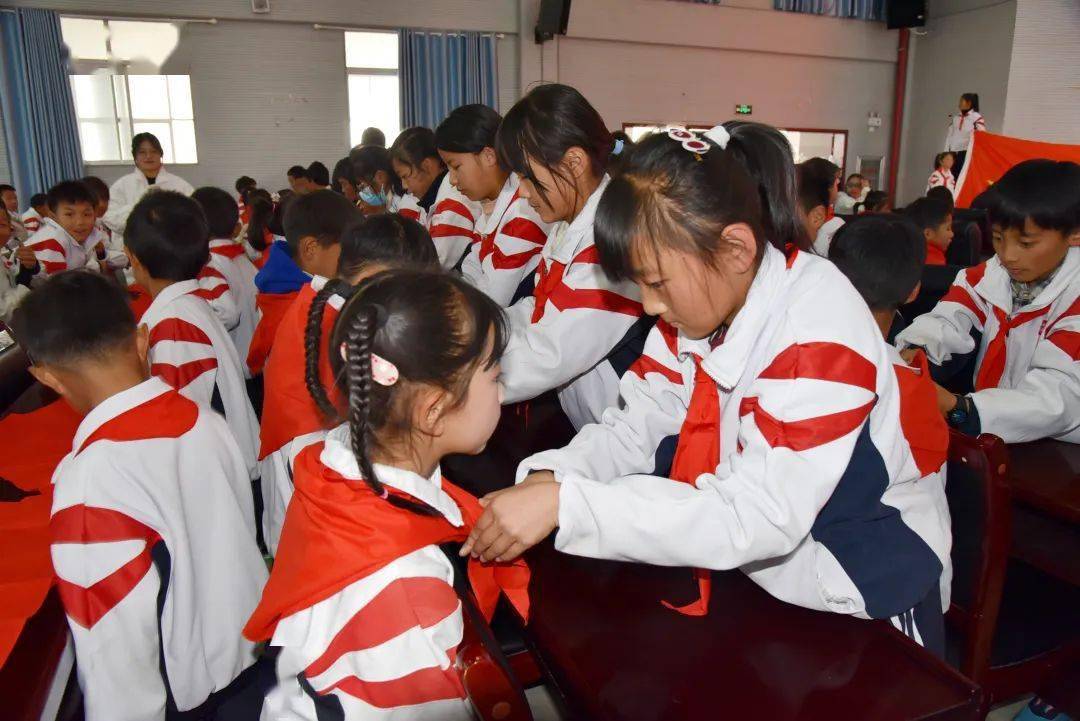 古城区文荣学校少先队迎来"新鲜血液"_少先队员_红领巾_光荣