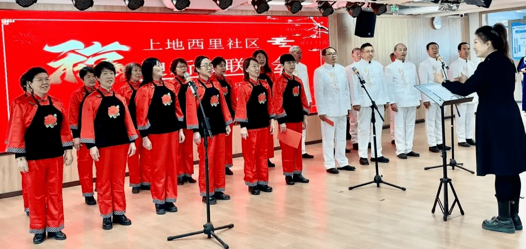 在《擁軍花鼓》大合唱的歡慶氣氛中,文藝表演正式開始.