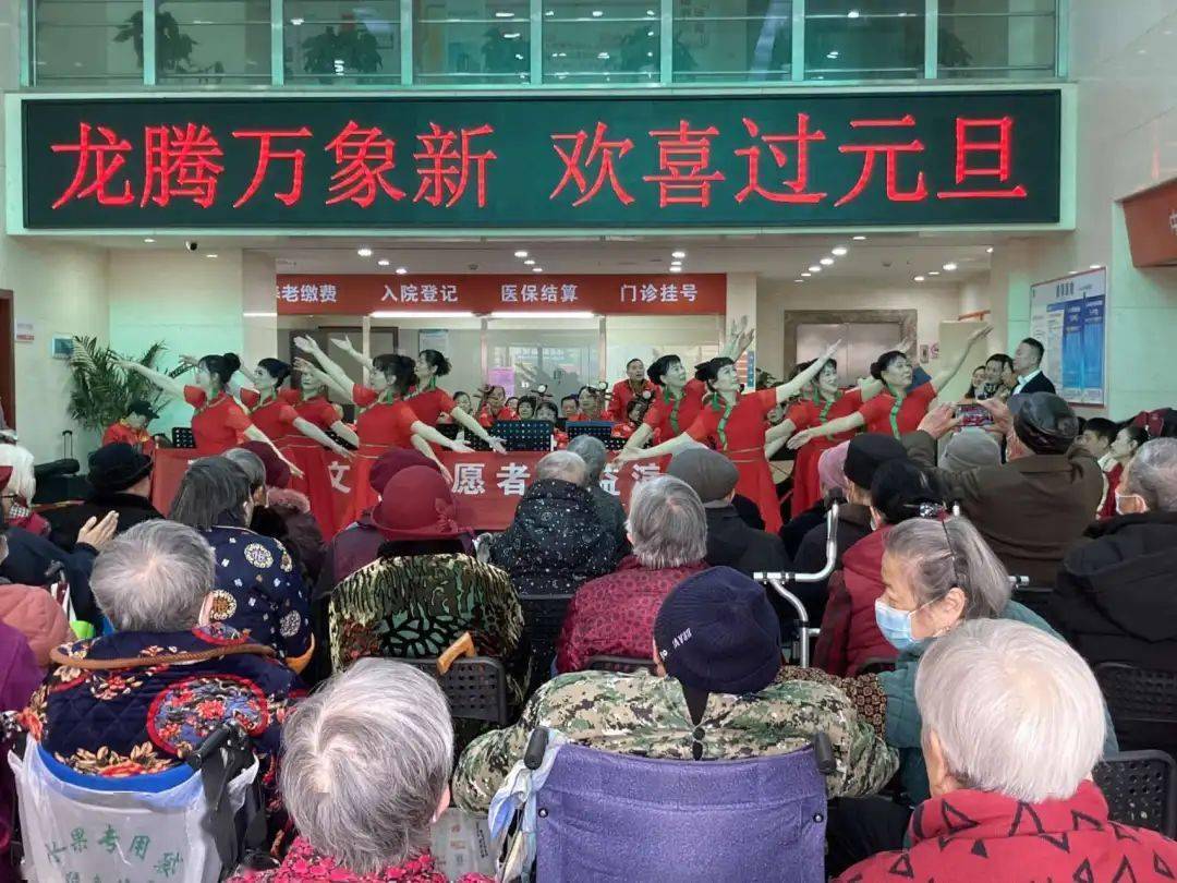 老年大學學員們表演了詩詞朗誦和花鼓戲歌曲《答友人 九嶷山》,獲得了