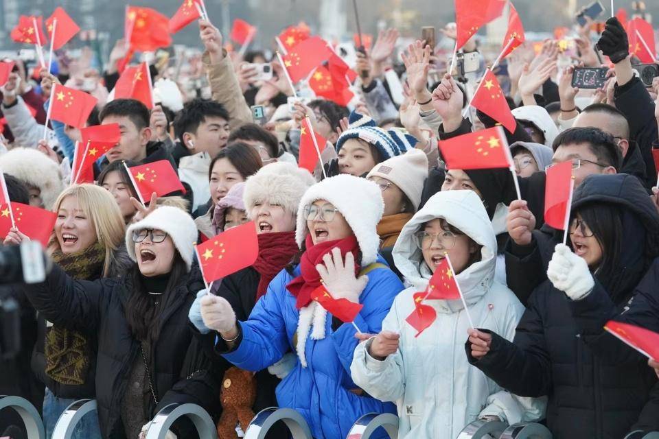 3万人天安门广场观看升国旗