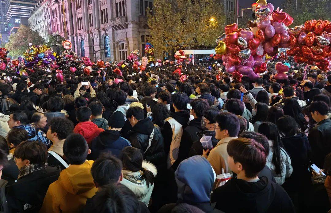 这…是跨年夜的青岛!五四广场挤到没信号,在石老人被踩了好几脚!