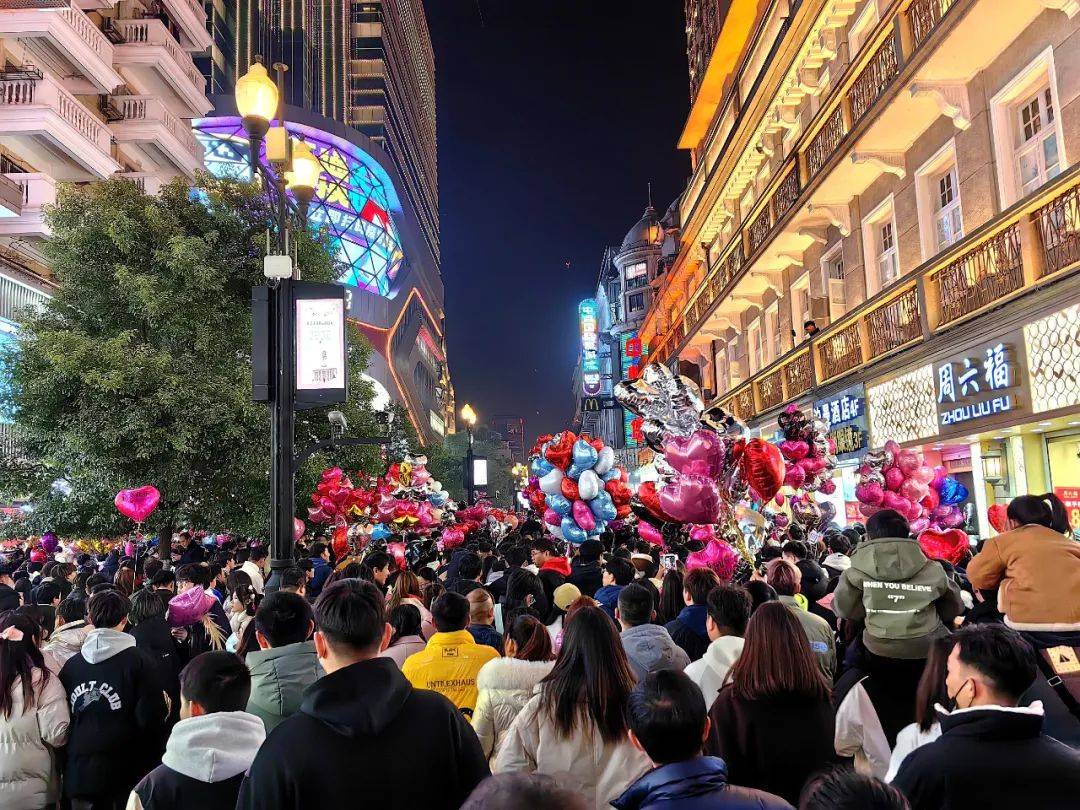 这…是跨年夜的青岛!五四广场挤到没信号,在石老人被踩了好几脚!