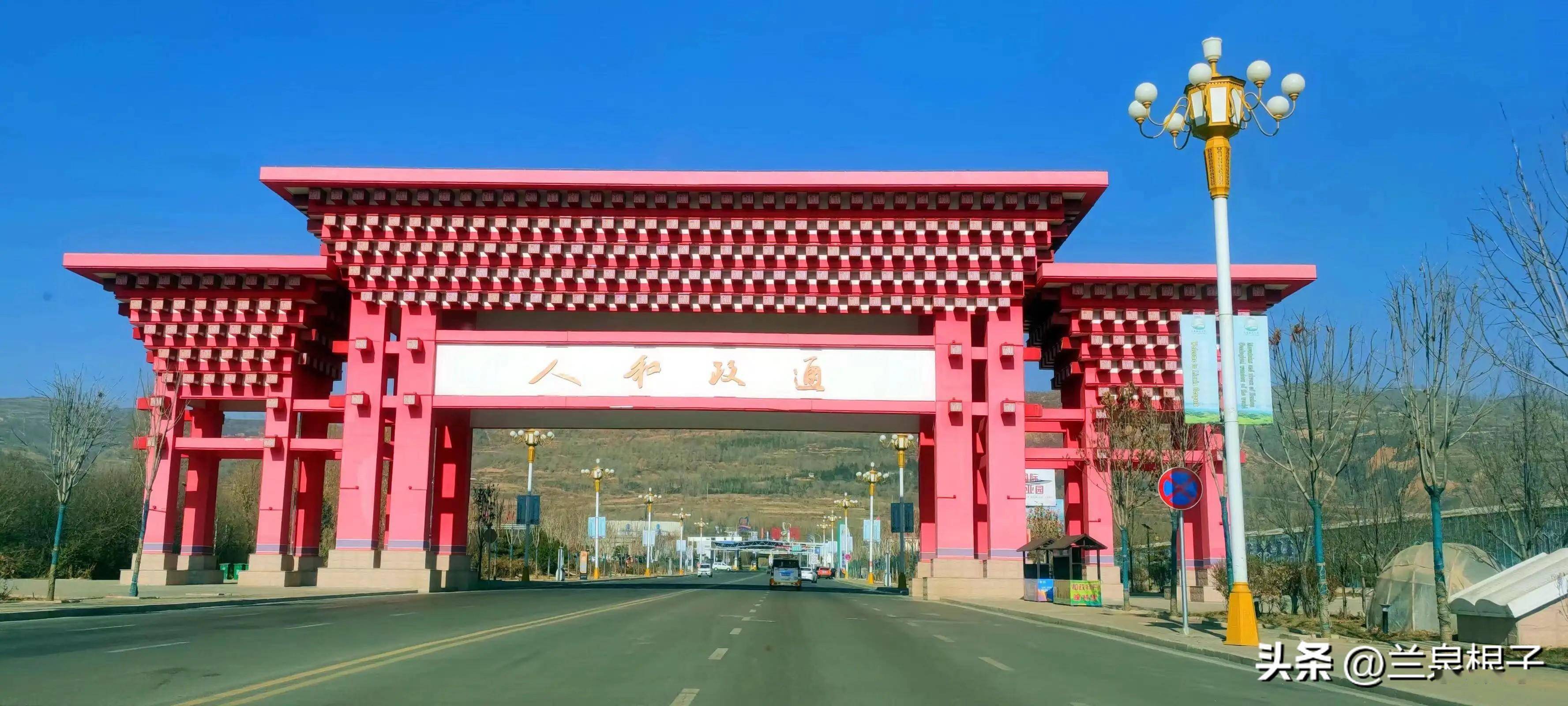 冬日的康乐白桦林景区,接纳着不少寻梦的人.