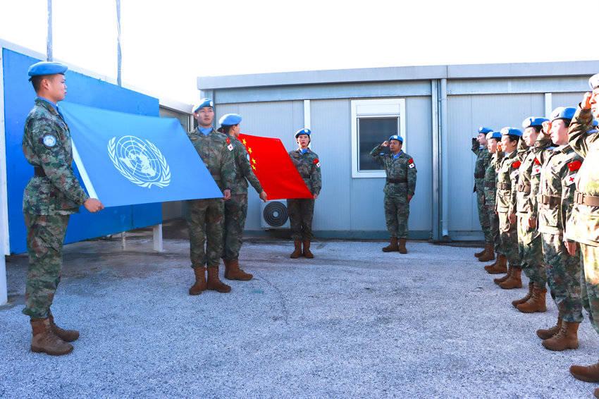 中国赴黎维和部队官兵组织升旗仪式喜迎元旦_黎巴嫩_国旗_胡光明