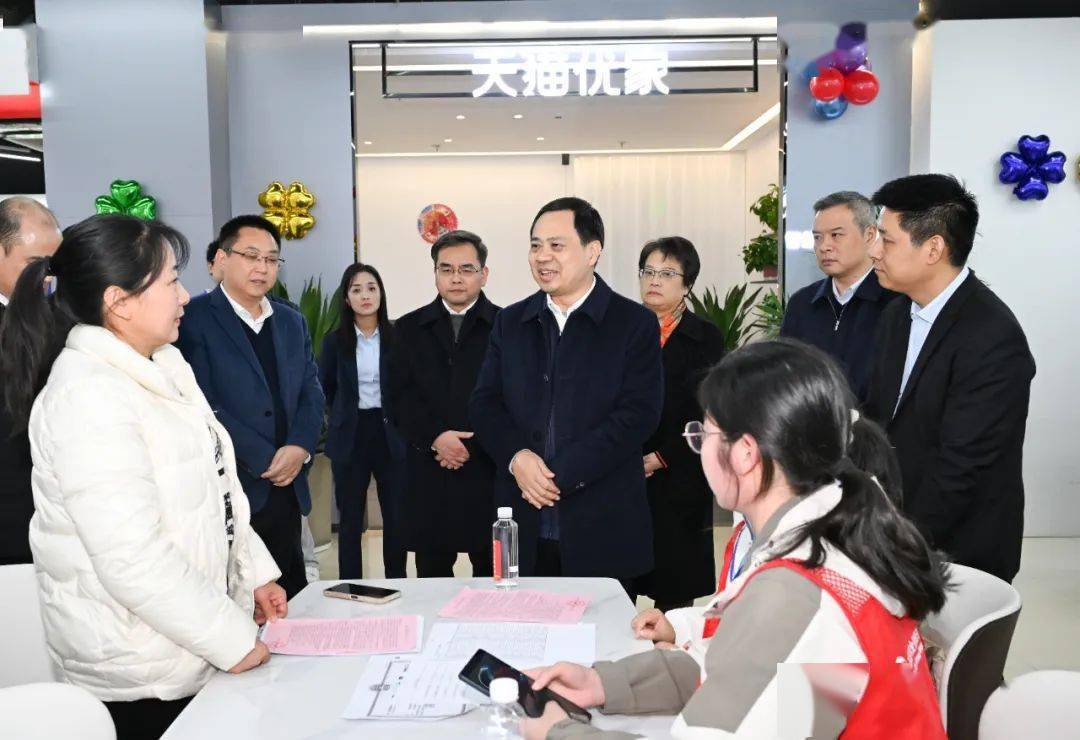 副主任,市委秘书长吴依群,副市长,袁州区委书记江东灿一同或陪同调研